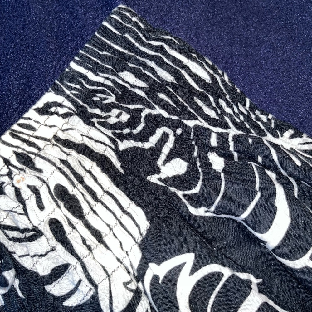 Handmade leaf patterned pants - Picture 3 of 5